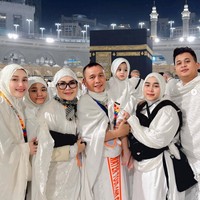 Ayu Tingting membagikan foto-foto mulai dari berangkat hingga menjalani umrah bersama keluarga di akun Instagram pribadinya. Alhamdulillah bersyukur atas segala nikmat rahmatmu ya Allah dan alhamdulillah umroh pertama kami diberikan kelancaran, Insa Allah mabrur dan Allah jabah semua doa kita amin amin ya Rab 🙏🏻🕋, ucap akun @ayutingting92. Foto: Dok. Instagram @ayutingting92.