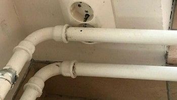 Colokan listriknya tertutup pipa. Foto: Boredpanda