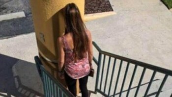 Kok bisa bikin tangga yang terhalang tiang bangunan. Foto: Boredpanda