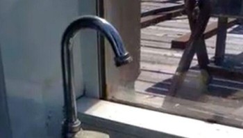 Kira-kira orang yang mencuci tangan bakal kesetrum tidak ya? Foto: Boredpanda