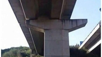 Entah bagimana penyangga ini tidak sesuai posisinya dengan jalan di atasnya.  Foto: Boredpanda