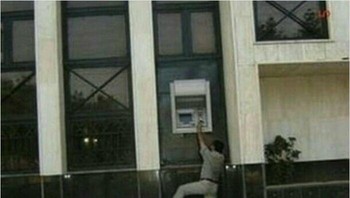 Posisi ATM terlalu tinggi mungkin biar nggak sering orang tarik uang. Foto: Boredpanda