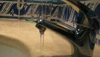 Posisi kran tidak tepat di lubang. Foto: Boredpanda