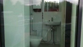 Toiletnya terlihat dari luar... Foto: Boredpanda