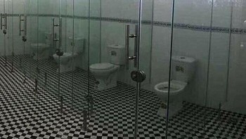 Toilet ini memang ada pembatas tapi kaca transparan. Foto: Boredpanda