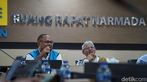 General Manager PLN UIW NTB, Sudjarwo (kiri) dan Anggota Komite BPH Migas Saleh Abdurrahman saat konferensi pers di Mataram, Senin (23/12/2024).