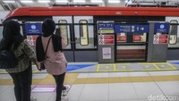 Gerbong khusus wanita di LRT Jabodebek resmi beroperasi mulai hari ini, Senin (23/12) setelah diuji coba sejak 16 Desember lalu.