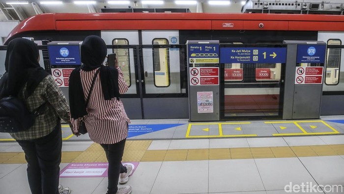 Para penumpang wanita naik di gerbong khusus perempuan LRT Jabodebek di Stasiun Dukuh Atas, Jakarta, Senin (23/12/2024).