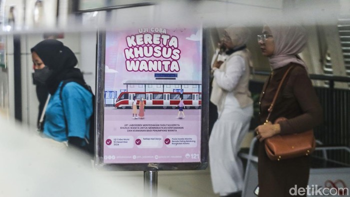 Gerbong Perempuan LRT Jabodebek Mulai Beroperasi Para penumpang wanita naik di gerbong khusus perempuan LRT Jabodebek di Stasiun Dukuh Atas, Jakarta, Senin (23/12/2024).