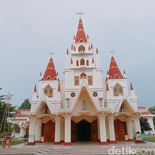 Gereja Katedral Keuskupan Larantuka di Flores Timur, Nusa Tenggara Timur (NTT), Senin (23/12/2024).