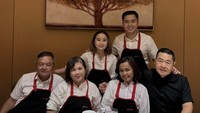 Selain berduaan sama suami, podcaster ini juga kerap menunjukkan kebersamaan bersama orang lain, termasuk keluarganya. Ini salah satu momen Gritte menikmati hot pot dengan lembaran daging segar bersama suami dan keluarga. Foto: Instagram @gritteagathaa