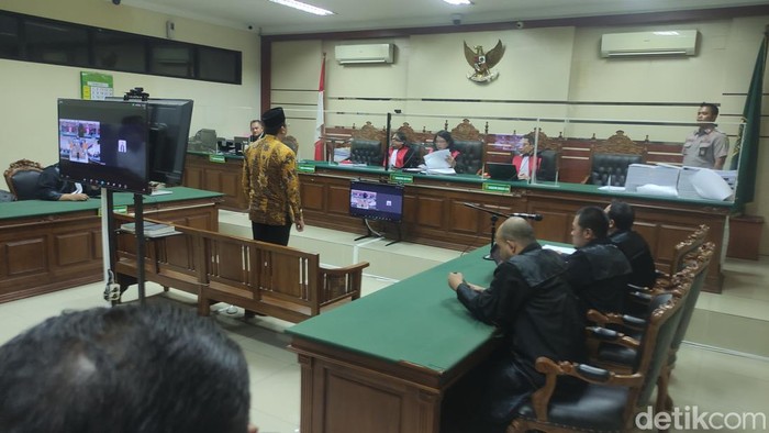Gus Muhdlor saat mendengarkan vonis yang dibacakan majelis hakim Tipikor Surabaya