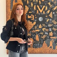 Handa merupakan artis Turki pertama yang menghadiri acara showcase Balmain A/W24 di Paris tahun ini. Ia juga seleb pertama dari negaranya yang diberi izin dari Roberto Cavalli untuk mengenakan salah satu rancangannya di acara Pomellato High Jewelry 2024 di Milan. Foto: Instagram @handemiyy