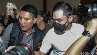 Dirangkum detikcom, Kamis (13/2/2025), majelis hakim tingkat pertama sebelumnya menjatuhkan hukuman kepada suami Sandra Dewi 6,5 tahun penjara. Harvey dinyatakan bersalah dalam kasus korupsi pengelolaan timah yang merugikan negara hingga Rp 300 triliun. Foto: Andhika Prasetia