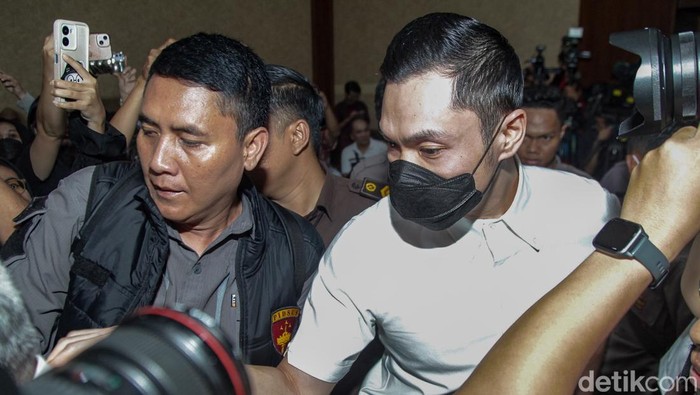Harvey Moeis Jalani Sidang Vonis Kasus Korupsi Timah Kasus korupsi pengelolaan tata niaga komoditas timah dengan terdakwa Harvey Moeis memasuki babak akhir. Harvey menjalani sidang pembacaan vonis hari ini.