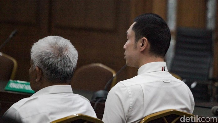 Kasus korupsi pengelolaan tata niaga komoditas timah dengan terdakwa Harvey Moeis memasuki babak akhir. Harvey menjalani sidang pembacaan vonis hari ini.