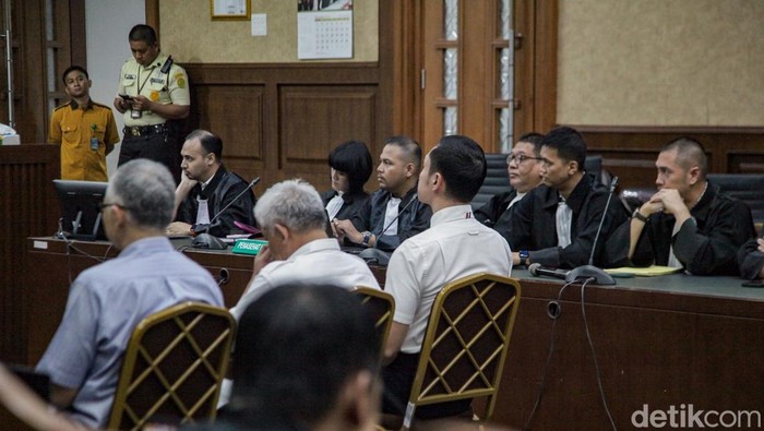 Kasus korupsi pengelolaan tata niaga komoditas timah dengan terdakwa Harvey Moeis memasuki babak akhir. Harvey menjalani sidang pembacaan vonis hari ini.