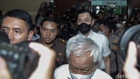 Harvey Moeis memasuki ruang sidang jelang pembacaan vonis kasus korupsi pengelolaan tata niaga komoditas timah di Pengadilan Tindak Pidana Korupsi (Tipikor), Jakarta, Senin (23/12/2024).