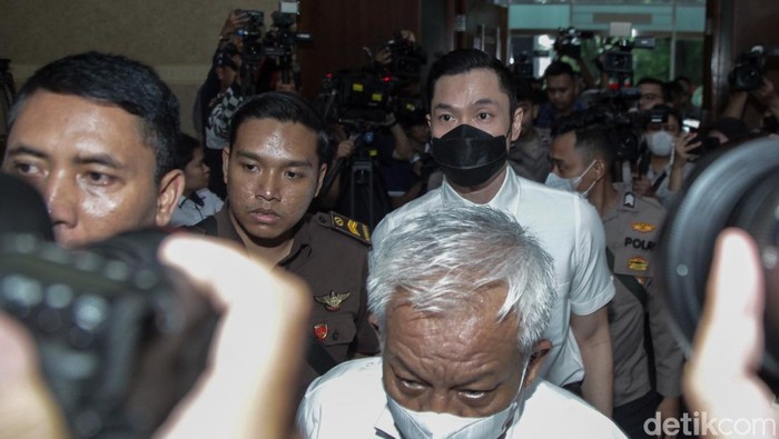 Harvey Moeis Jalani Sidang Vonis Kasus Korupsi Timah Kasus korupsi pengelolaan tata niaga komoditas timah dengan terdakwa Harvey Moeis memasuki babak akhir. Harvey menjalani sidang pembacaan vonis hari ini.