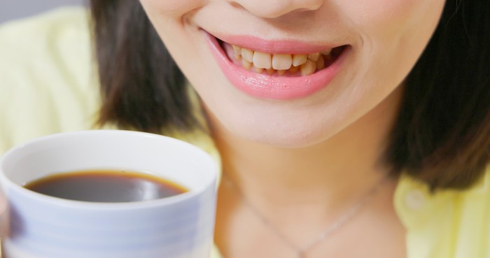Ikuti 5 Cara Ini untuk Hilangkan Noda Kopi di Gigi