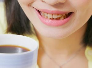 Ikuti 5 Cara Ini untuk Hilangkan Noda Kopi di Gigi