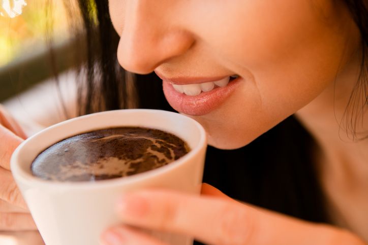 Ikuti 5 Cara Ini untuk Hilangkan Noda Kopi di Gigi