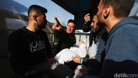 Israel juga menyerang wilayah selatan Rafah pada Minggu (22/12). Serangan itu menewaskan tiga orang. Badan Pertahanan Sipil juga mencatat pesawat tak berawak Israel menyerang tenda-tenda di Kawasan Al-Mawasi di barat Kan Yunis pada Minggu (22/12) malam. Serangan itu menewaskan tujuh orang di lokasi.  