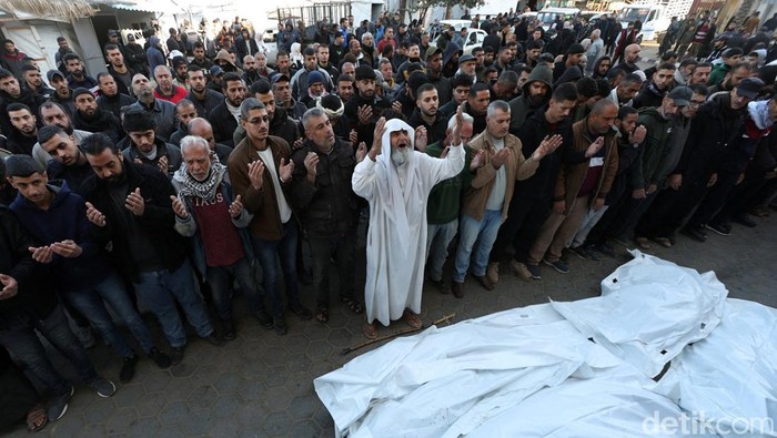 Mourners react as they attend the funeral of Palestinians killed in an Israeli strike, amid the ongoing conflict between Israel and Hamas, at Al-Aqsa Martyrs Hospital, in Deir Al-Balah, in the central Gaza Strip, December 22, 2024. REUTERS/Ramadan Abed