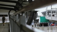 Menurut informasi website MRT Jakarta Simpang Temu Lebak Bulus, yang telah dioperasikan sejak akhir Desember 2022, merupakan jembatan sepanjang 307,5 meter yang dirancang untuk memudahkan akses pejalan kaki.  