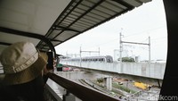 Tak jarang, beberapa masyarakat yang ingin berkunjung ke Poins Mall atau sekadar keluar melewati Skywalk Lebak Bulus ini, sering kali mengabadikan momen mereka dengan berswafoto, memanfaatkan latar belakang kereta MRT yang terparkir rapi di depo maupun lalu lalang kereta MRT yang melintas di kawasan MRT Lebak Bulus.  