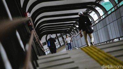 Jalan-jalan di Skywalk MRT, Bonus Pemandangan Depo Kereta