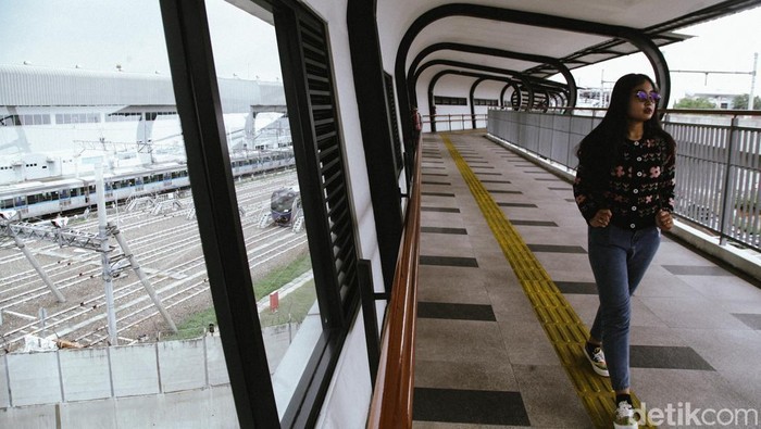 Jalan-Jalan di Skywalk MRT, Bonus Pemandangan Depo Kereta Skywalk Simpang Temu Lebak Bulus dirancang untuk mendukung mobilitas masyarakat perkotaan. Fasilitas transportasi, wisata dan hiburan diintegrasikan dalam satu lokasi strategis.