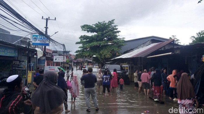 Arus lalu lintas di Jalan Nipa-Nipa di Kota Makassar, Sulawesi Selatan (Sulsel), terputus gegara terendam banjir setinggi paha orang dewasa.