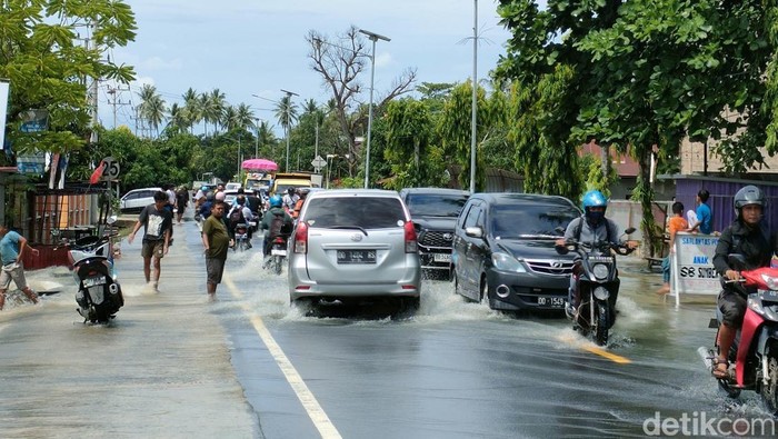 Jalan Trans Sulawesi di Polman terendam banjir.