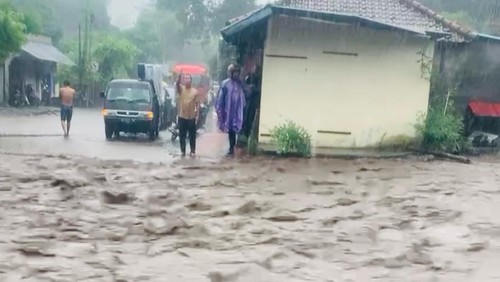 Jalur Amlapura-Singaraja tepatnya di Desa Tulamben, Kecamatan Kubu, Karangasem, Bali, kembali diterjang banjir bandang, Senin (23/12/2024). (Foto: Dok. Polsek Kubu)