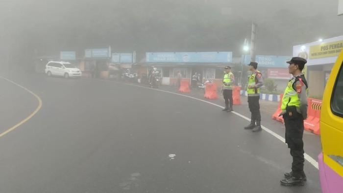 Kabut tebal selimuti puncak Cianjur, Senin (23/12/2024).