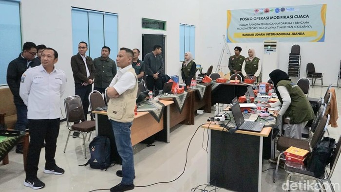 Kalaksa BPBD Jatim Gatot Soebroto saat meninjuau pos modifikasi cuaca