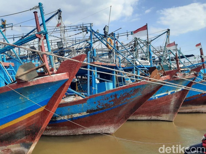 Kapal nelayan parkir di Pelabuhan Juwana, Kabupaten Pati, Senin (23/12/2024).