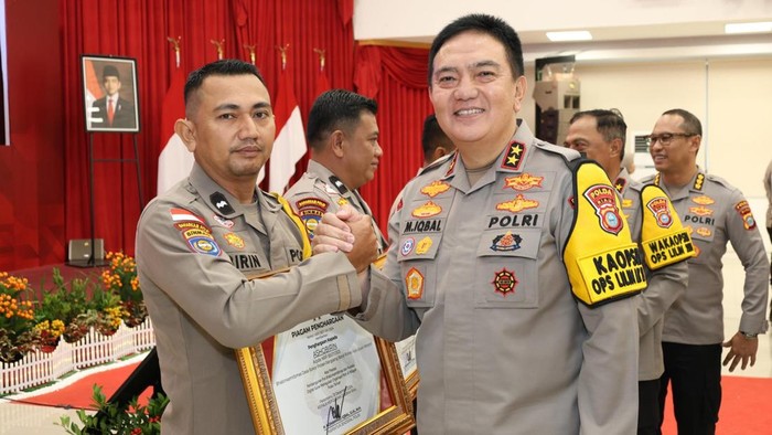 ]Kapolda memberikan penghargaan kepada Aipda Ashobirin (Dok Humas Polda Riau)