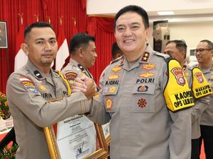 Irjen Iqbal Beri Penghargaan ke Perwira-Inisiator Pos Bhabin Digital Wilayah 3T