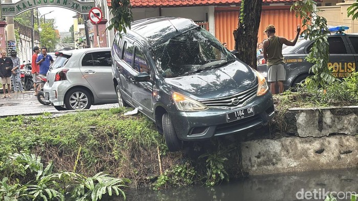 Penampakan mobil yang terlibat kecelakaan beruntun di Kenjeran Surabaya