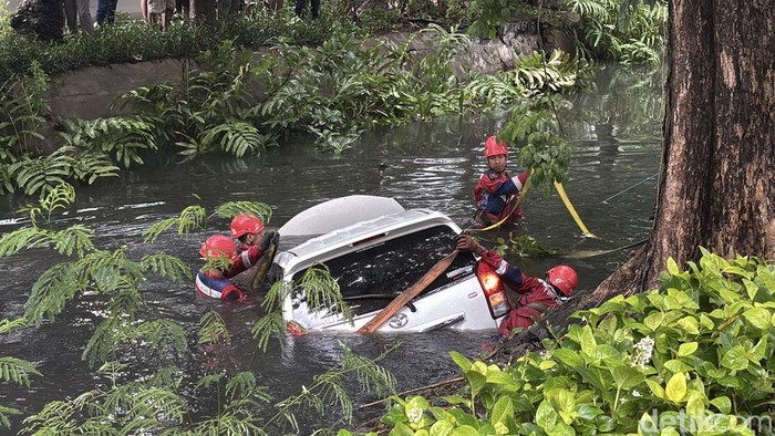 Penampakan mobil yang terlibat kecelakaan beruntun di Kenjeran Surabaya
