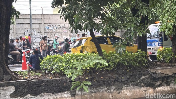 Penampakan mobil yang terlibat kecelakaan beruntun di Kenjeran Surabaya