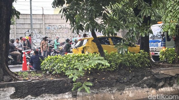 Penampakan mobil yang terlibat kecelakaan beruntun di Kenjeran Surabaya