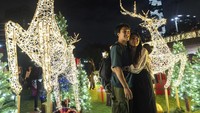 Orang-orang berfoto dengan dekorasi Natal di tepi pantai Victoria Harbour di Distrik Budaya Kowloon Barat saat kota itu bersiap menyambut Natal mendatang di Hong Kong. AP/Chan Long Hei