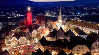 Lilin setinggi 42 meter, yang merupakan menara abad pertengahan yang diterangi, bersinar di pusat kota bersejarah Schlitz, Jerman. AP/Michael Probst