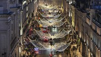 Lampu Natal dipajang di Regent Street, London. AP/Kin Cheung
