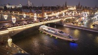 Tembok Kremlin, Menara Spasskaya, Lapangan Merah, pusat perbelanjaan GUM, Katedral St. Basil, dan Jembatan Bolshoy Moskvoretsky di atas Sungai Moskow dihias untuk perayaan Tahun Baru dan Natal di Moskow, Rusia. AP/Alexander Zemlianichenko