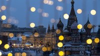 Lapangan Merah, pusat perbelanjaan GUM, dan Katedral St. Basil, kanan, dihias untuk menyambut Tahun Baru dan perayaan Natal terlihat melalui jendela Hotel Baltschug Kempinski Moscow di Moskow, Rusia. AP/Alexander Zemlianichenko