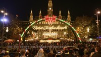Orang-orang melihat iluminasi di Wiener Chritkindlmarkt di depan balai kota Wina, salah satu pasar Natal paling populer di Wina, di Wina, Austria. AP/Christian Bruna